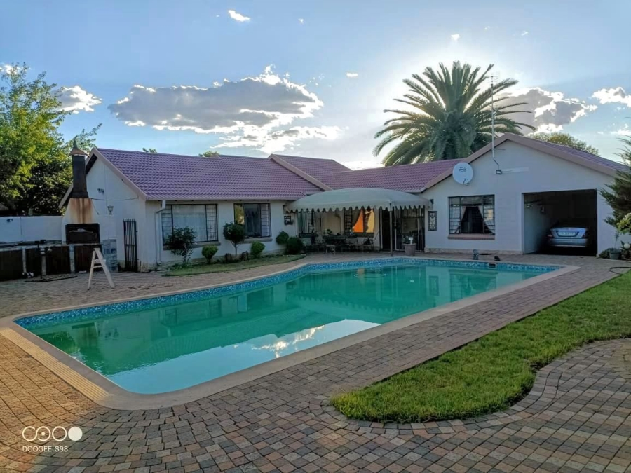 4 Bedroom Property for Sale in Langenhovenpark Free State